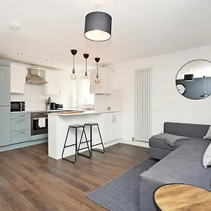 altido-contemporary-royal-mile-apartment-with-balcony.edinburghhotelsuk.org/
